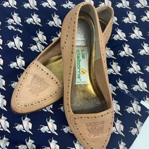 Vintage Liz Claiborne tan flats embossed 5-1/2